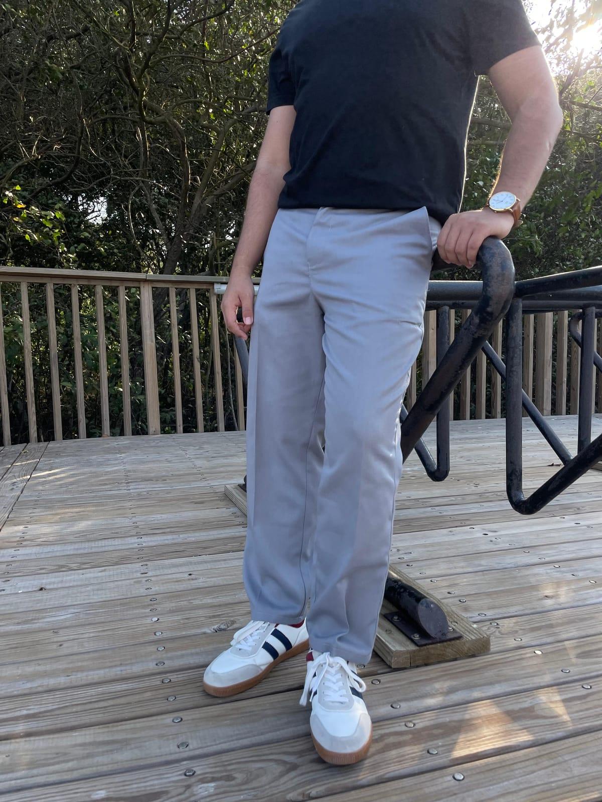 Gray Pants — vista frontal