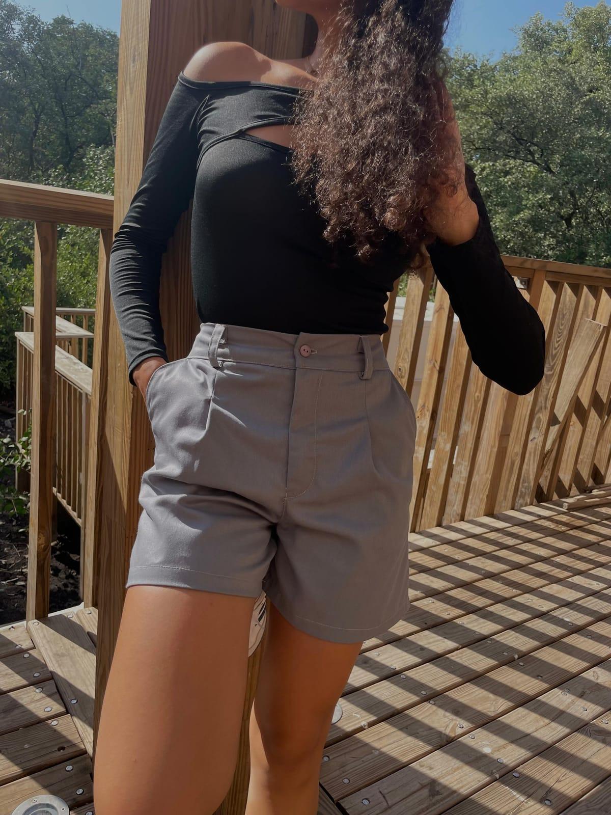 Gray Short — vista frontal
